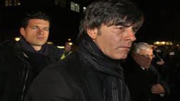 Joachim Loew Dielu-elukan Ribuan Penggemar Saat Pulang Kampung